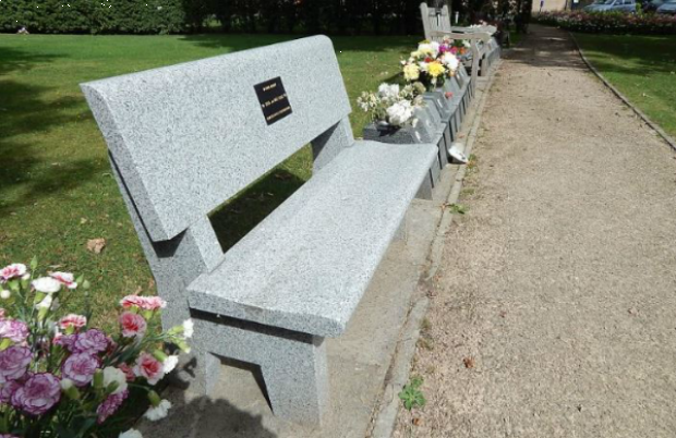 Granite bench without arms and with one plaque fixed on the backrest